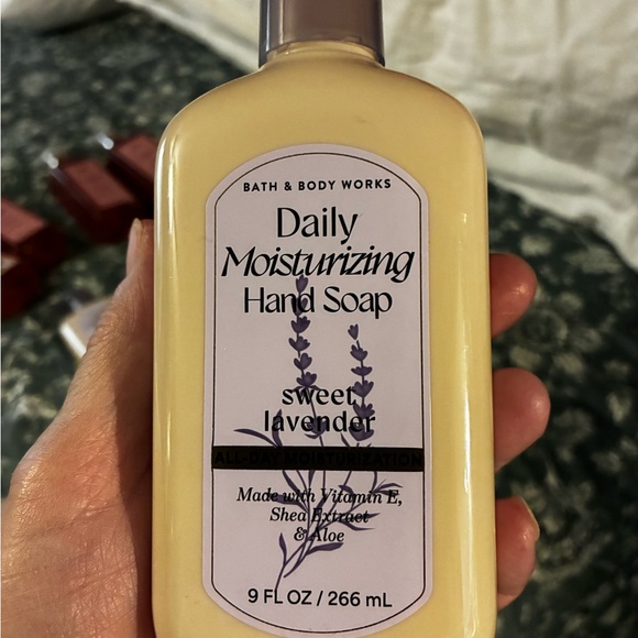 Bath & Body Works Daily Moisturizing Hand Soap - Cream Sweet Lavender (4) - Picture 3 of 3